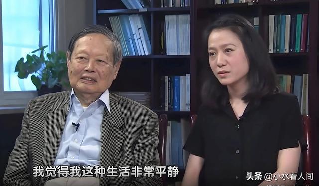 杨振宁葬礼今日举行！遗体覆盖国旗，不是儿子捧遗像，翁帆站首位