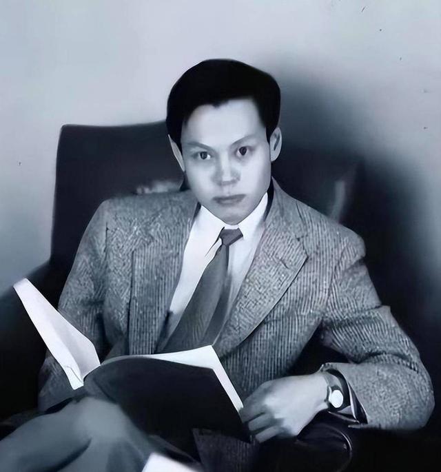 2021年	，99岁杨振宁与72岁岳母罕见出镜，头发黑了，翁帆有些发福