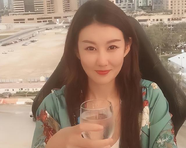 送走马蓉又迎来冯清，43岁的王宝强，终究还是逃不掉“女人坑”