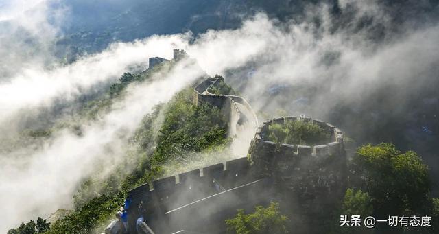 黄崖关凌晨云海有多疯？吞山噬楼如泼天浊浪！长城也变成发光龙骨