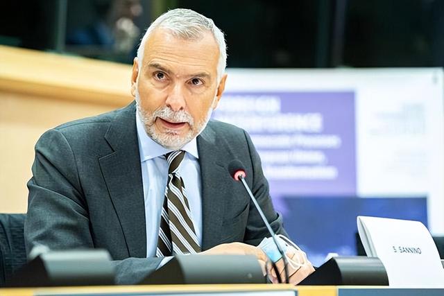 变天了？马克龙刚落地北京，欧盟一大人物被捕还牵连冯德莱恩