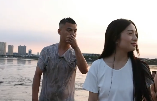 小伙跳水救人后续，妻子舍命搭救过程曝光，肤白貌美大长腿太漂亮