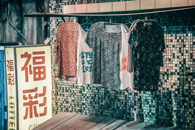 99年的网吧包厢，女同学突然凑过来，说：教我玩个刺激的游戏