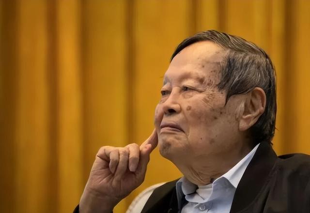 杨振宁去世后，49岁翁帆或没想到，因恢复中国籍 长期捐赠名誉飙升
