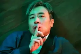 于和伟深夜玩自己“吐口水”热梗！网友调侃：离我远点，啐我一脸图片