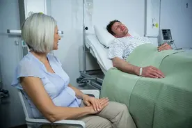 病榻前的孤独守望：中年夫妻，一场疾病揭露的情感悲哀图片