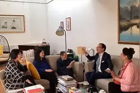 2021年，99岁杨振宁在北京家中留影，头发还很黑，翁帆明显长胖了图片