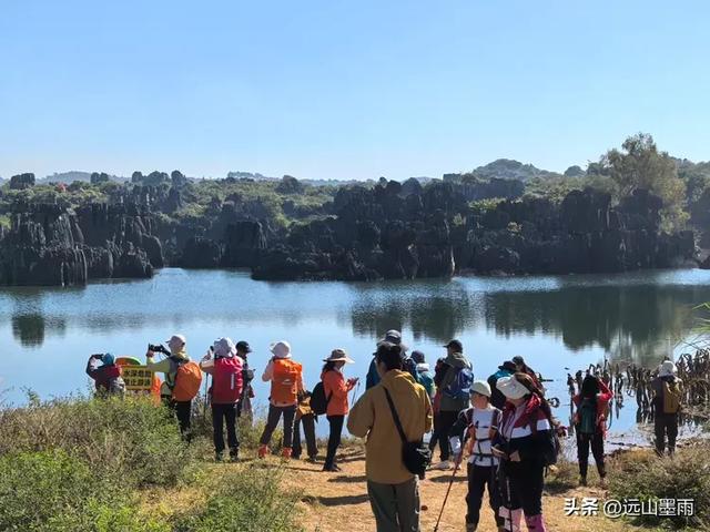 走石林仙女湖、观雷打石石林，徒步穿越绵延石林间，我们惊叹不已