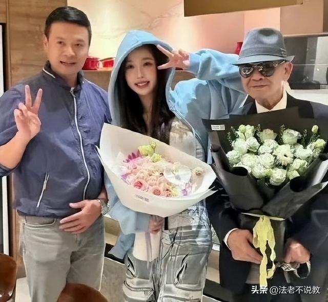 拔出萝卜带出泥！“诅咒”袁隆平，贪污15亿的她，这次惹众怒了！