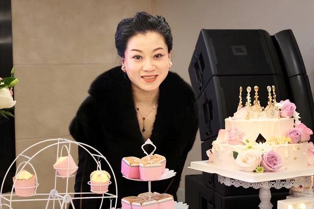钱再多有啥用？孟再平走上朱媛媛老路，多辆迈巴赫送行，年仅49岁