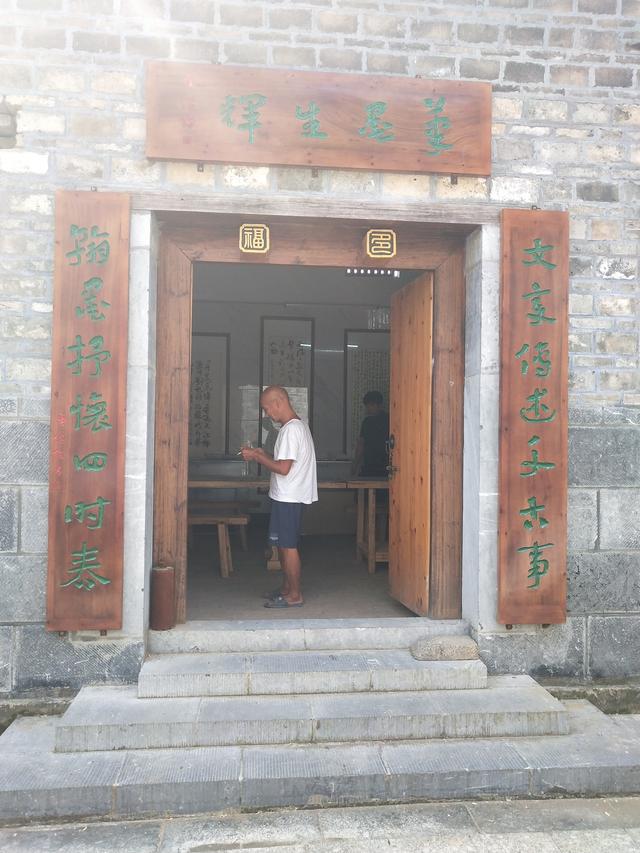 他是广西全州的一位伟大老人，他的名字叫唐以金！