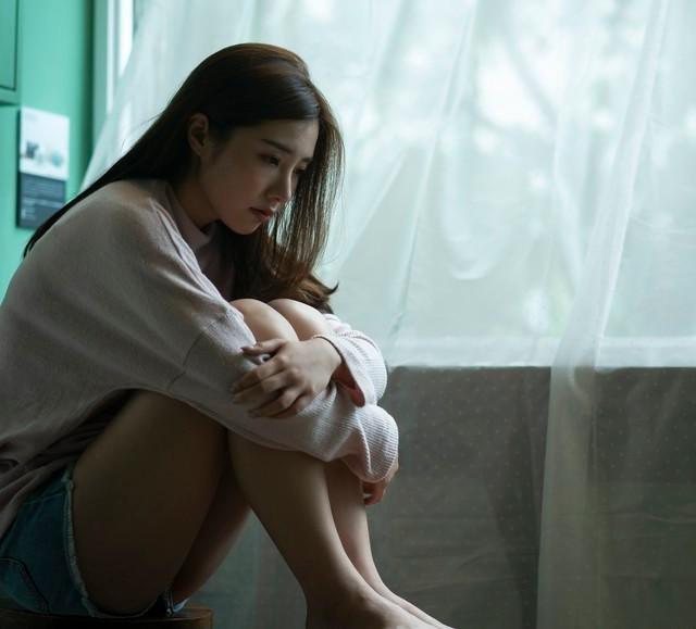 我帮前妻搬家，她妹妹也来帮忙，趁前妻不在，她问我：你后悔了吗