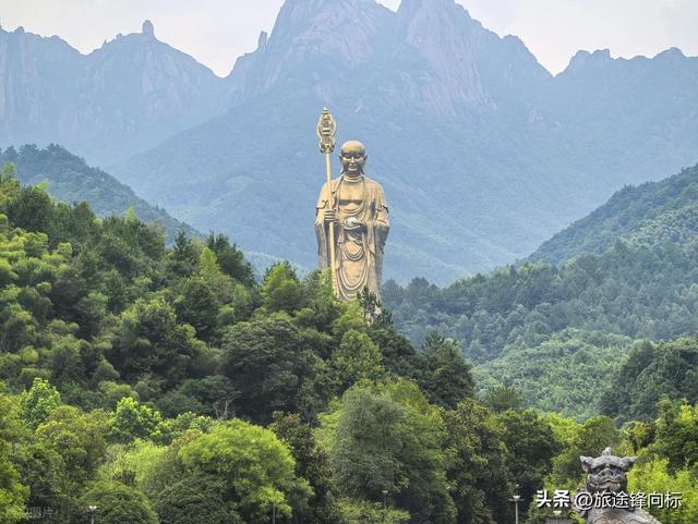 九华山景区窗外景色生动，层峦叠嶂山峰被薄雾笼罩，比想象中好看