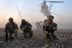 横穿中东战火，解放军歼10机群来了，美军顿住手脚，中国要干嘛图片