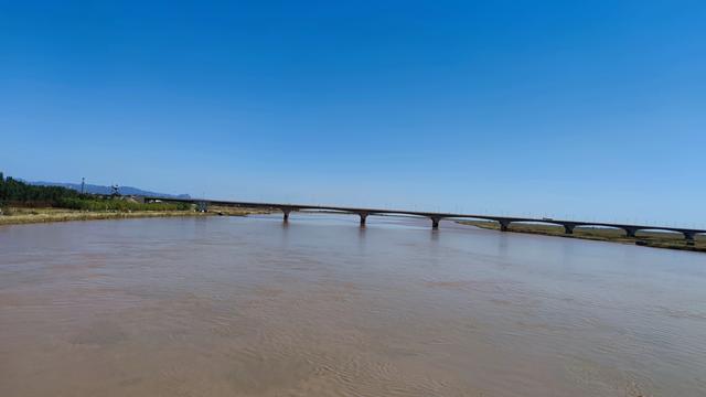 包头天下黄河第一村，靠着黄河边，风景还是不错的