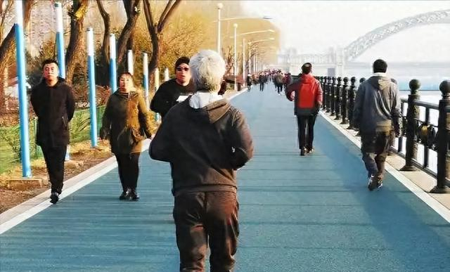 医生发现：秋季还经常跑步的人，不出1个月，身体或有这4种变化！