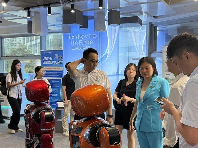 全球首家机器人6S店在深圳开业 龙岗打造机器人特色街区