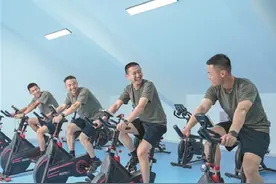 第80集团军某旅按新条令规范智能电子设备管理——智能手表：趋利避害可以戴图片