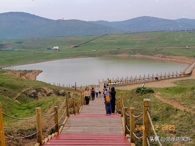 7）山西阳城析城山圣王坪，在云端草甸邂逅狼毒花的美，与千年传