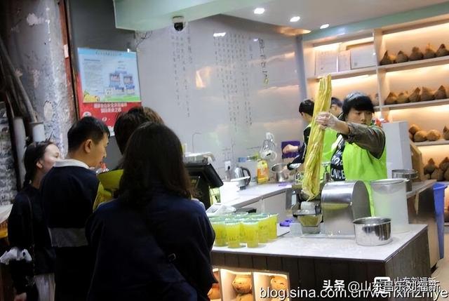 秋雨中的“西安回民街”街市（“陕西之旅”之六）