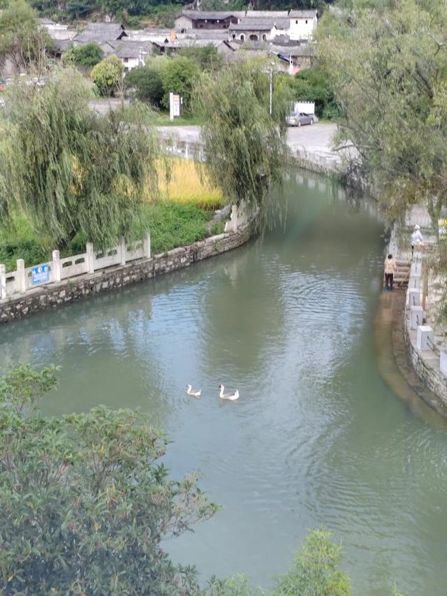一窗佳景王维画，云峰八寨风景如画