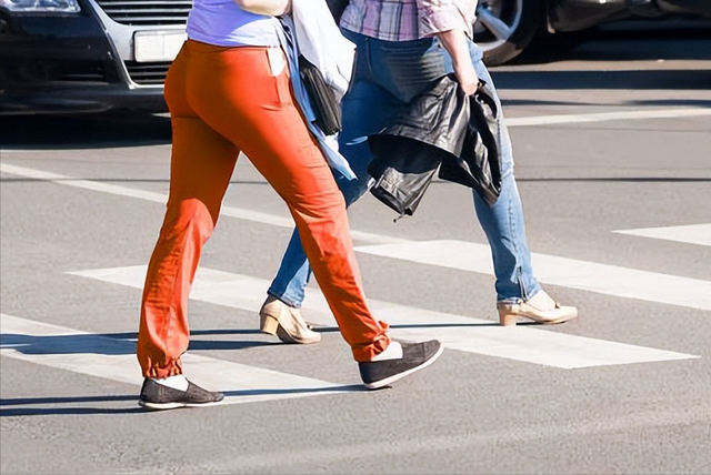 寿命是长是短，看走路就知道？走路时有4个表现，与长寿或无缘