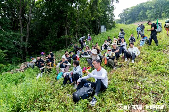 徒步21.4公里后，我们在内心深处找到了力量