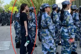 李闽轩太猖狂！作弊事件后，军训又不穿军训服，却被评为优秀学员图片