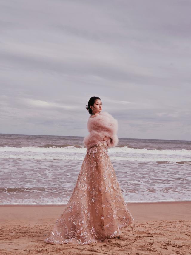 关晓彤，丰满性感的身材，顶不住呀