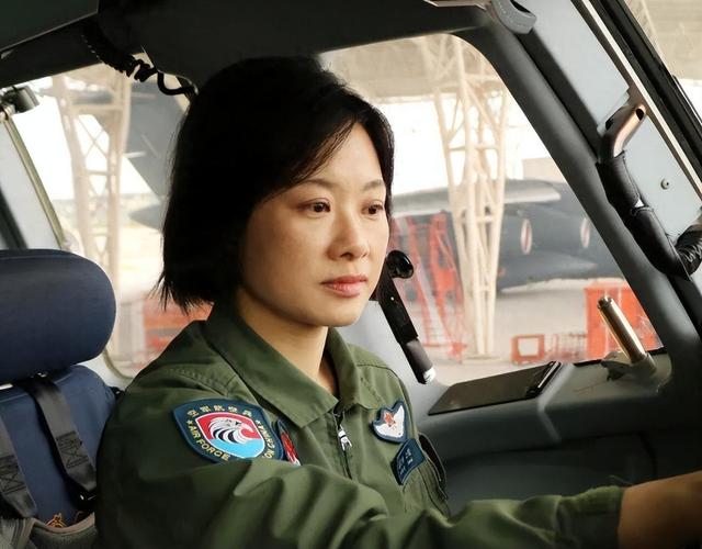 阅兵女机长身份曝光！私生活被扒牺牲太大，老公不简单，央视点名