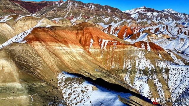 冬日限定！昌吉百里丹霞披上“三色纱衣”，红绿白交织宛如大地油画