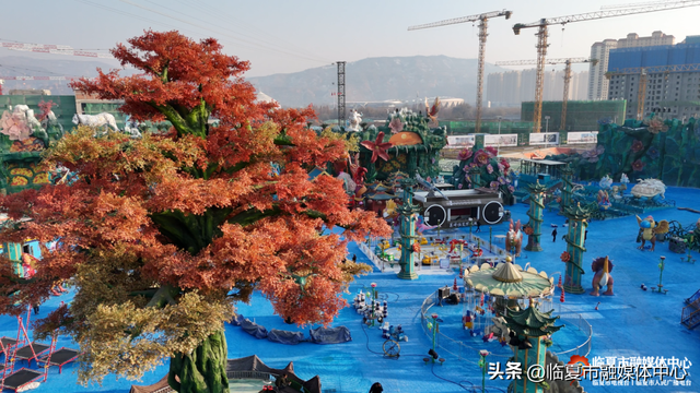 花仙藏河州韵，恐龙述亿年史！花开临夏不夜城景观，藏着独属于花都临夏的“精彩故事 文化浪漫”～