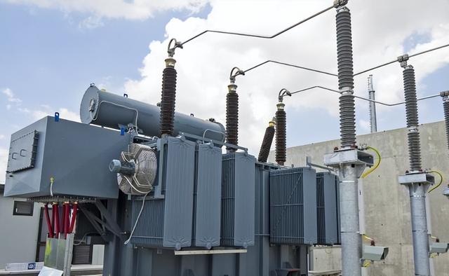 马斯克一语成真：全球争抢的不是芯片，而是中国20万一台的变压器