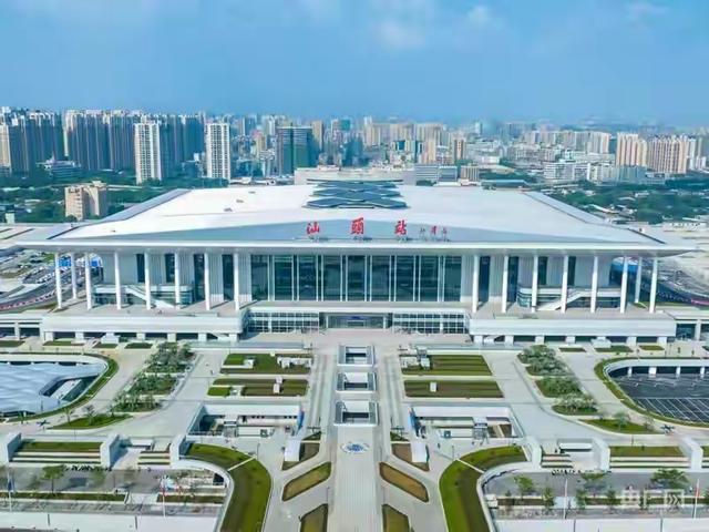 汕头广州陆距500公里/高铁350时速/1.5小时到达/票价200余元/贵吗