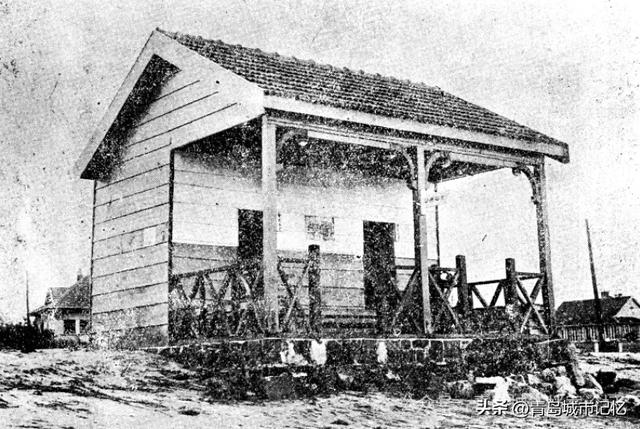 1934年，青岛第二、第三、第四海水浴场同时开始建设
