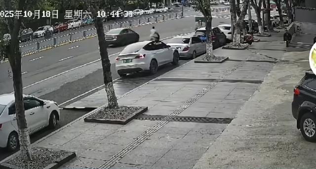 修车店门口被扎胎后续：店铺曝光，刚开业俩月！拒认错发视频叫屈