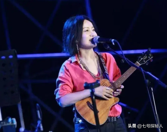 她连续5次上春晚，私下却和恩师同居怀孕被骗流产，现在57岁单身