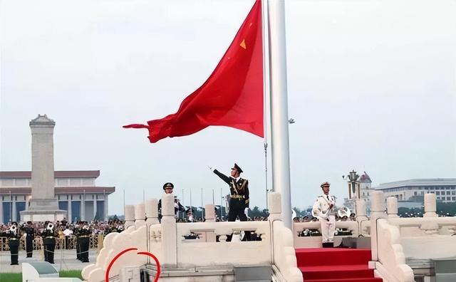 天安门旗台上为什么要安装空调？凉风根本吹不到士兵，看完才明白