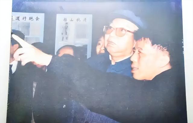 15岁入党，18岁和主席结婚，如今仍健在，却几乎不露面