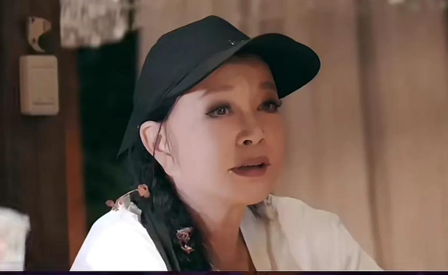 钱再多有什么用？刘晓庆意外摔倒	、反应迟缓，令人担心的事发生了