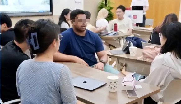 气愤！网传复旦学生遭印度留学生殴打，打人者正脸被扒，实在嚣张