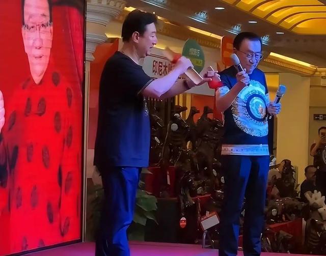 79岁侯耀华晚年凄凉！独居北京无保姆照料，家里脏乱差环境寒酸