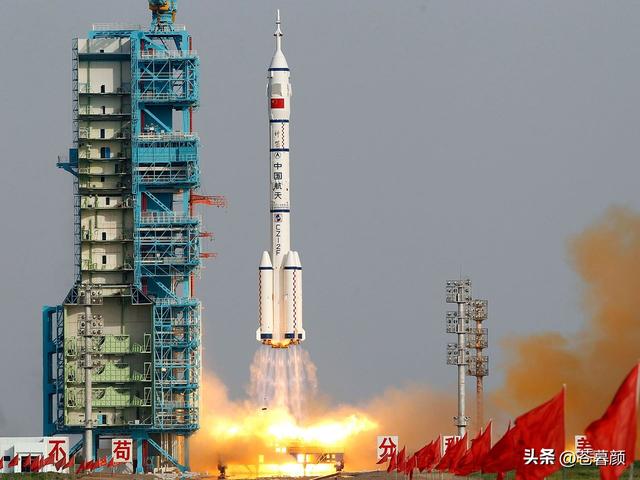 神舟二十飞船遭撞击，罪魁祸首是谁？航天员如何平安回地球？