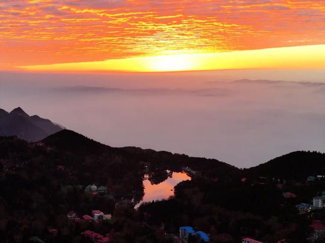 庐山牯岭：日照金峰火烧云