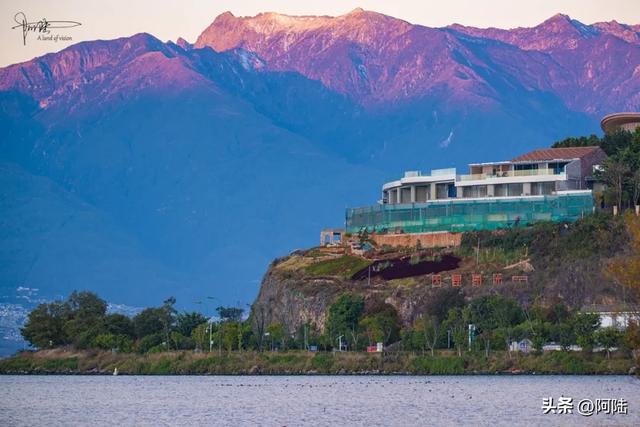 洱海的湿地公园很多,这几座孤岛风景不错,只是唯一的浮桥太晃荡