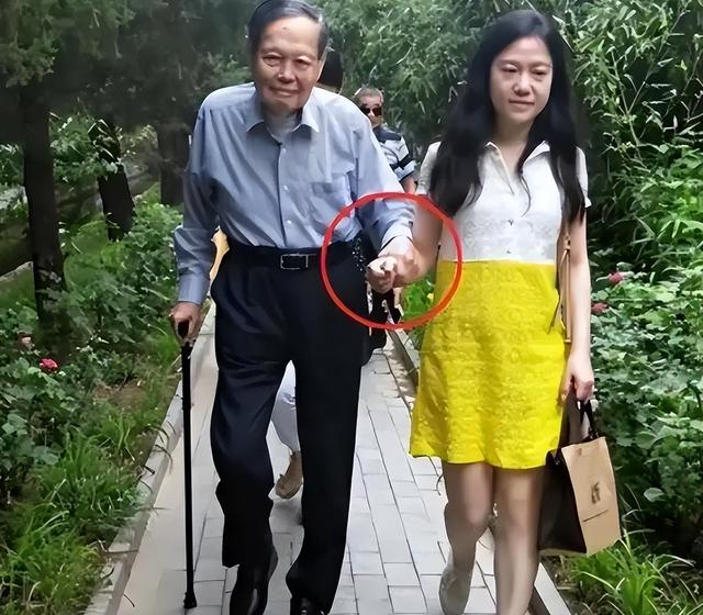 杨振宁妻子翁帆自白：为了丈夫的身体，我16年来都是早睡早起