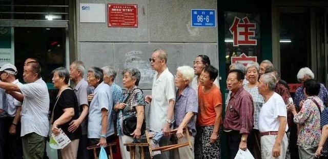 传统超市迎来死敌！不装修不陈列，鸡蛋卖成白菜价，大爷大妈疯抢