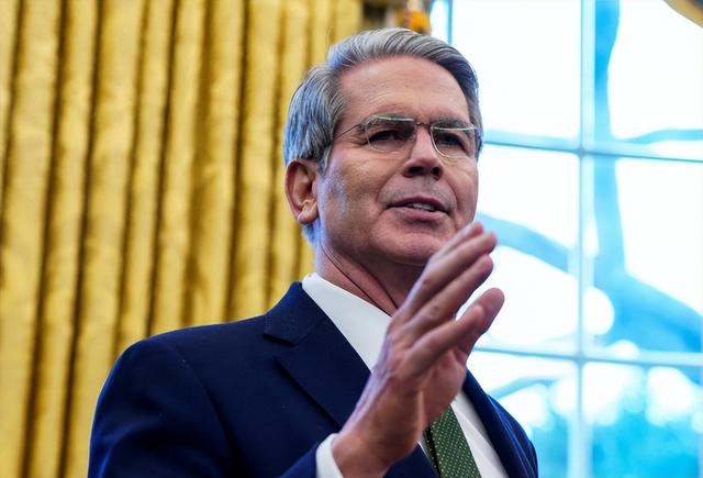 中美关系迎来新转折点？特朗普收到一份大礼！美高官罕见为华发声：中国人说话算数！信号很不寻常