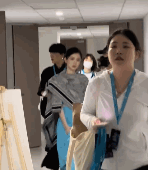 明明只是戏子，却把自己当大腕，论“耍大牌”，这4位明星够丢人