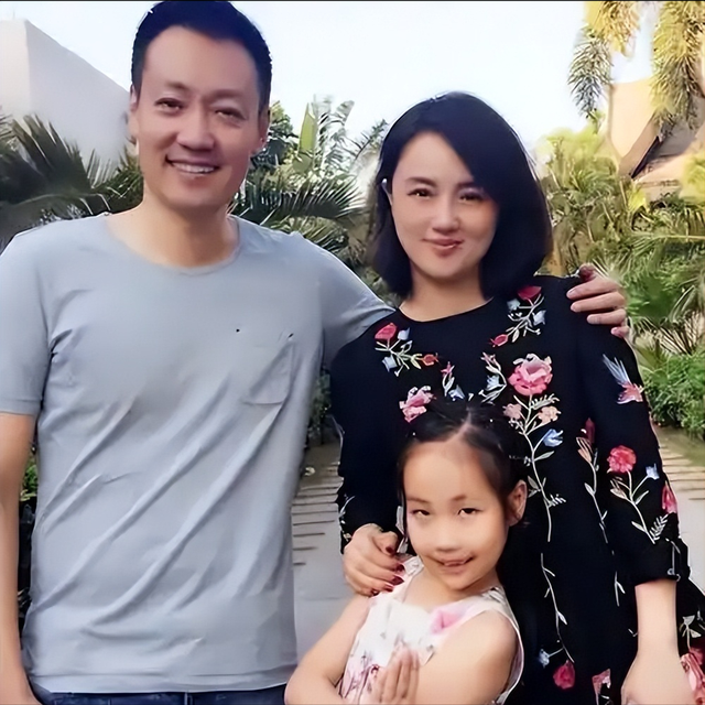 离春节不到2月	，52岁辛柏青高调传出喜讯，朱媛媛终于可以放心了